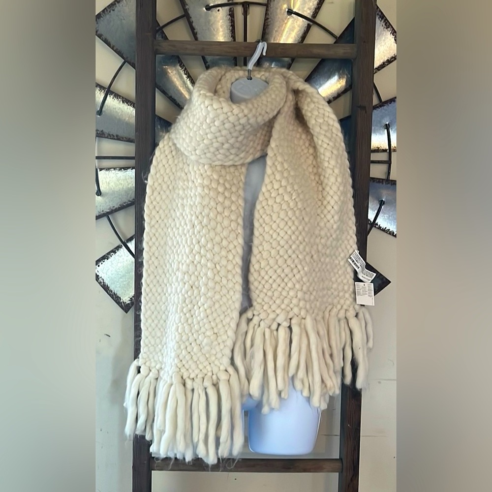 Forever 21 chunky knit crochet scarf long fringe cream soft new with tag